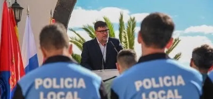 Isidro Pérez en una charla con los agentes de la Policía Local.