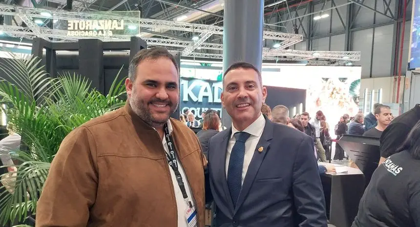 Samuel Martín, consejero de Geoparques, y Oswaldo Betancort, presidente del Cabildo de Lanzarote.