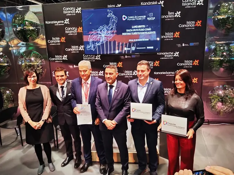 José Juan Cruz recogiendo en FITUR el reconocimiento al trabajo realizado por el turismo inteligente junto a Oswaldo Betancort, Olivia Duque y Óscar Noda.