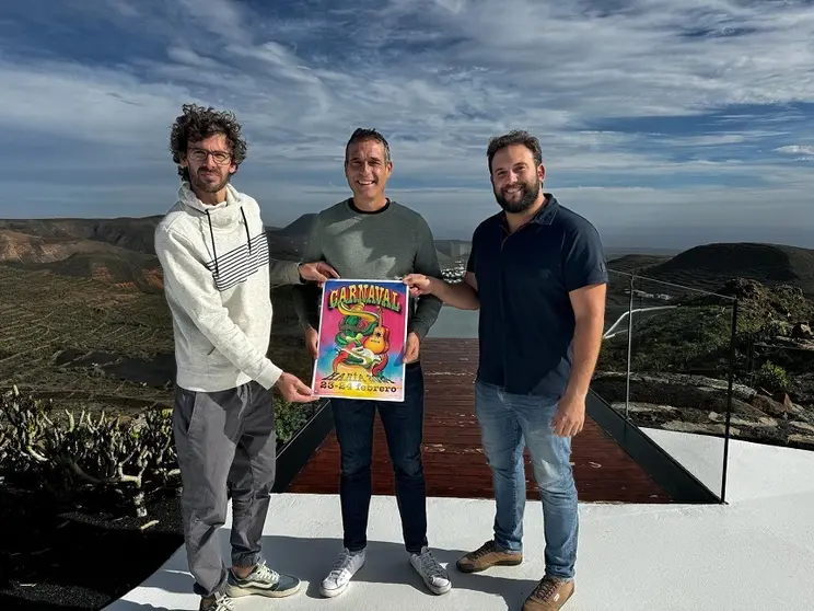 Diseñador del cartel del carnaval de Haría junto a los representantes municipales.