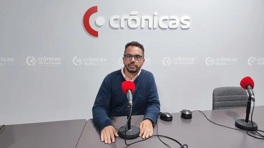Echedey Eugenio en el estudio de Crónicas Radio.