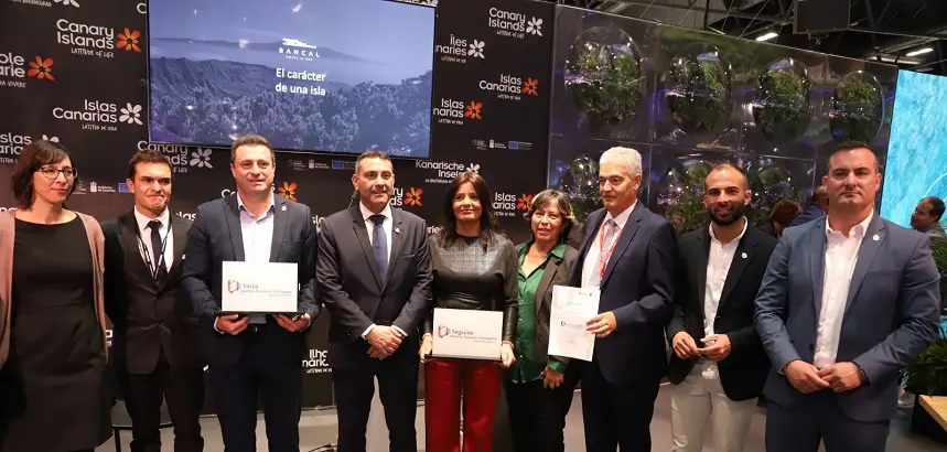 Olivia Duque recibiendo el galardón al municipio de Teguise por Turismo Inteligente.