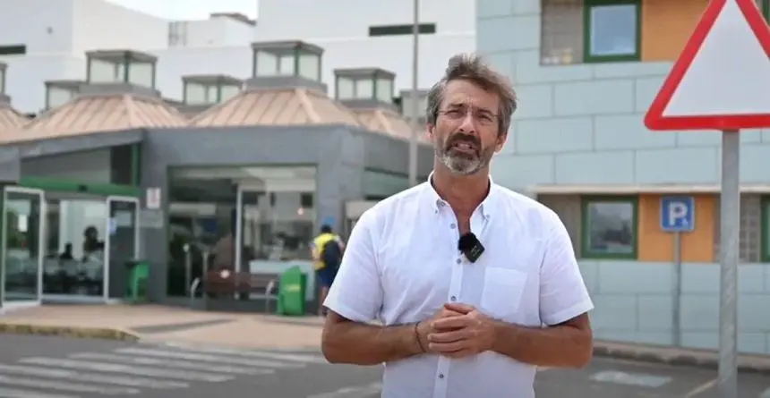 Pedro San Ginés en una imagen de archivo en la puerta del hospital de Lanzarote.