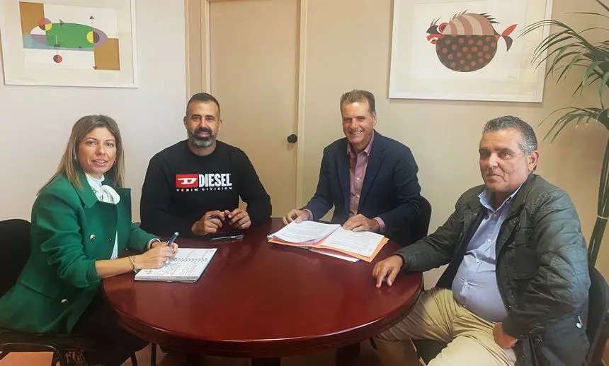 Imagen de la reunión de los concejales de Yaiza con Domingo Cejas