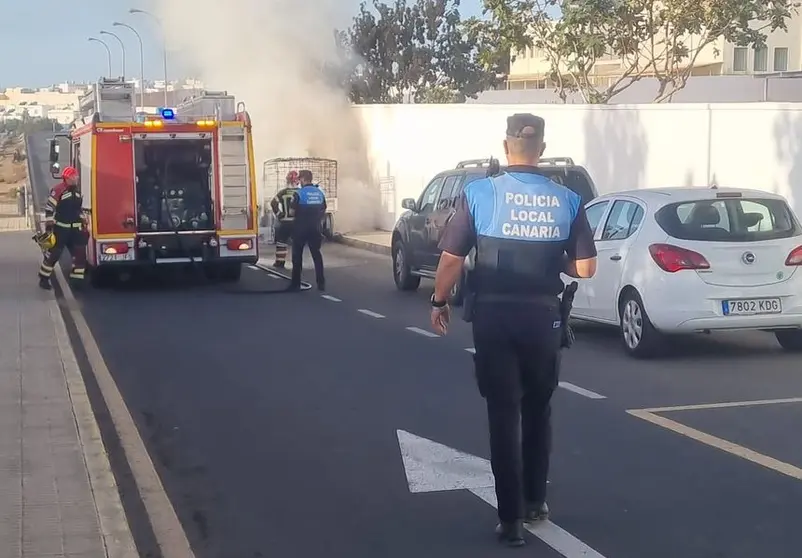 La Policía Local colaboró en la extinción del incendio provocado en Arrecife.