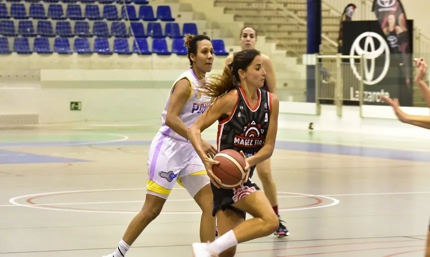Jugadora del Magec Tías penetrando la defensa rival.