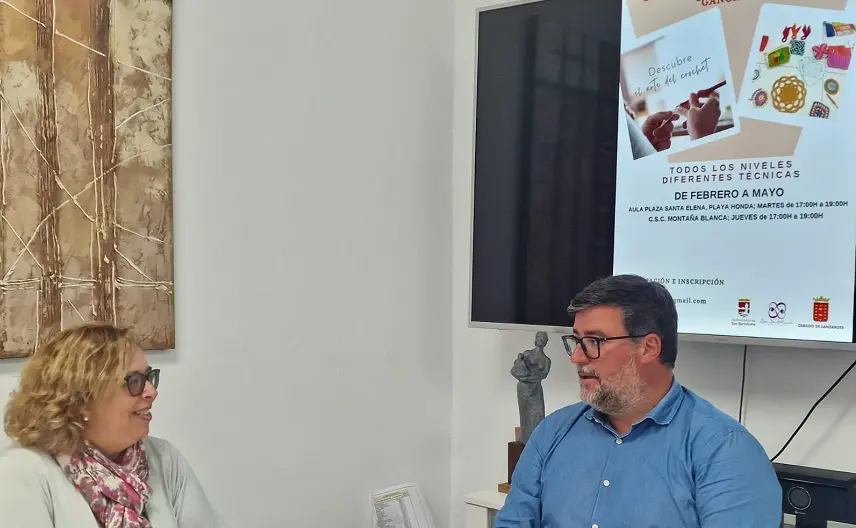 Reunión talleres artesanía San Bartolomé entre Ana Lopes Da Silva e Isidro Pérez.