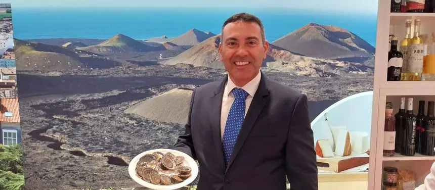 El presidente del Cabildo, Oswaldo Betancort, con un plato de lapas de Lanzarote en Madrid Fusión.