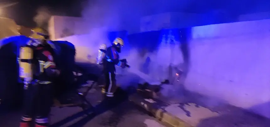 Bomberos del Consorcio de Seguridad y Emergencias sofocando el fuego.