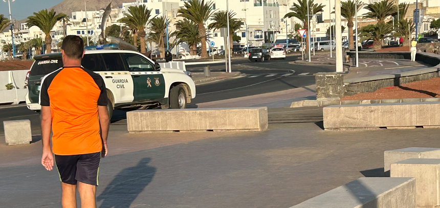 Vehículo de la Guardia Civil en la zona del muelle.