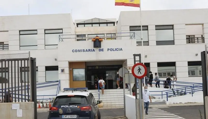 Imagen de la entrada a la Comisaría de Policía en Arrecife.