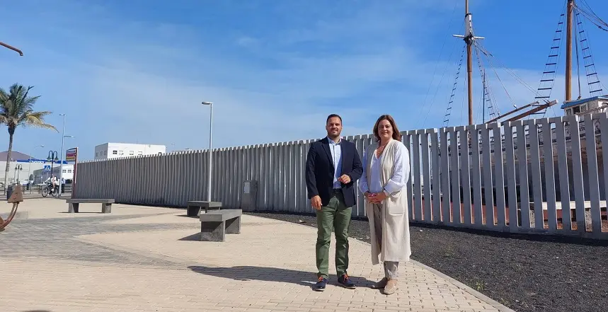 El alcalde de Arrecife, Yonathan de León, y la presidenta de la Autoridad Portuaria de Las Palmas, Beatriz Calzada, hoy en la zona exterior de  Puerto de Naos