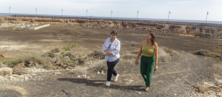 Olivia Duque y Rita Hernández en el espacio destinado al nuevo complejo turístico en Costa Teguise.