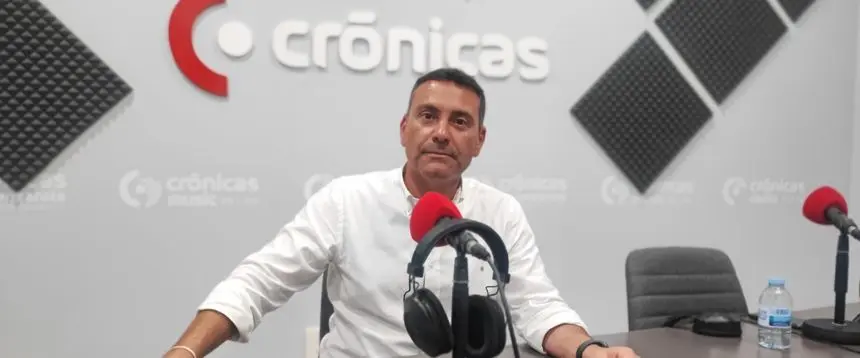 Oswaldo Betancort en el estudio de Crónicas Radio.