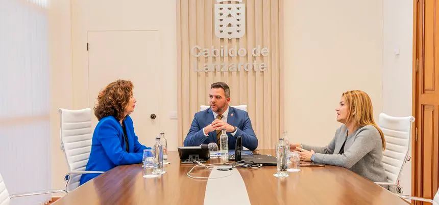 La consejera de Hacienda del Gobierno canario con Jacobo Medina y María Jesús Tovar