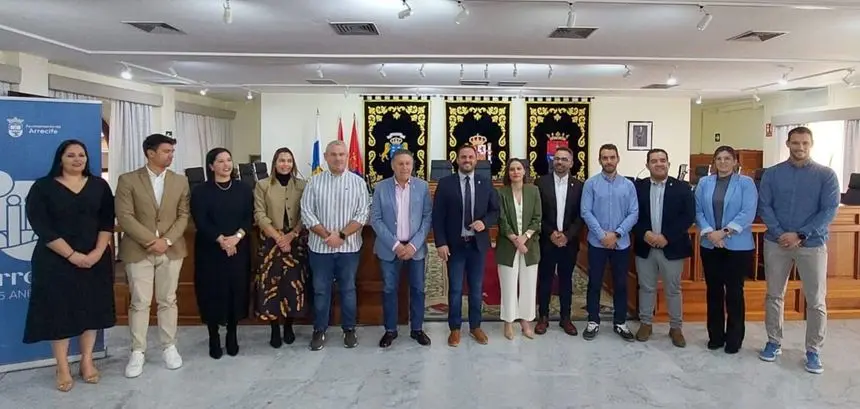 Los integrantes del Gobierno municipal con la consejera de Cultura.