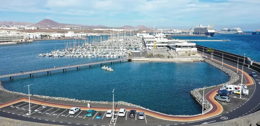Zona portuaria de Arrecife. Barcos cruceros atracados en Naos y Los Mármoles