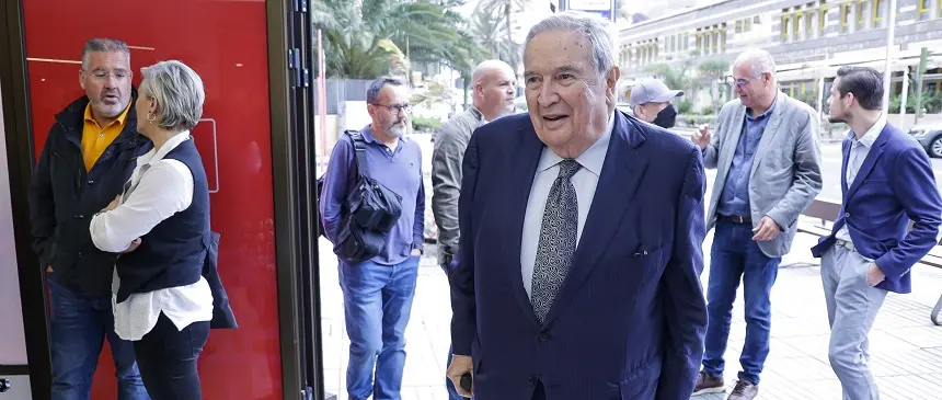 Jerónimo Saavedra entrando en la sede del PSOE de Las Palmas.