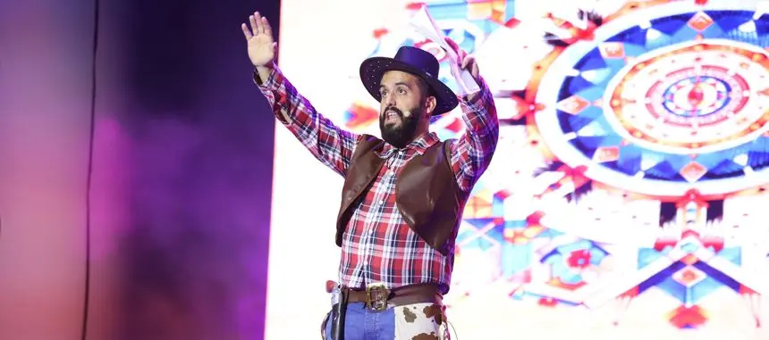 El humorista Kike Pérez en el escenario durante su particular pregón.