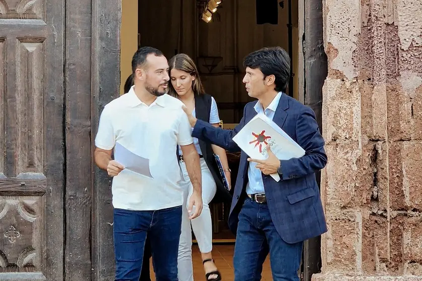 Marcos Bergaz con Reyes y  Galaìn a la salida del pleno Teguise 