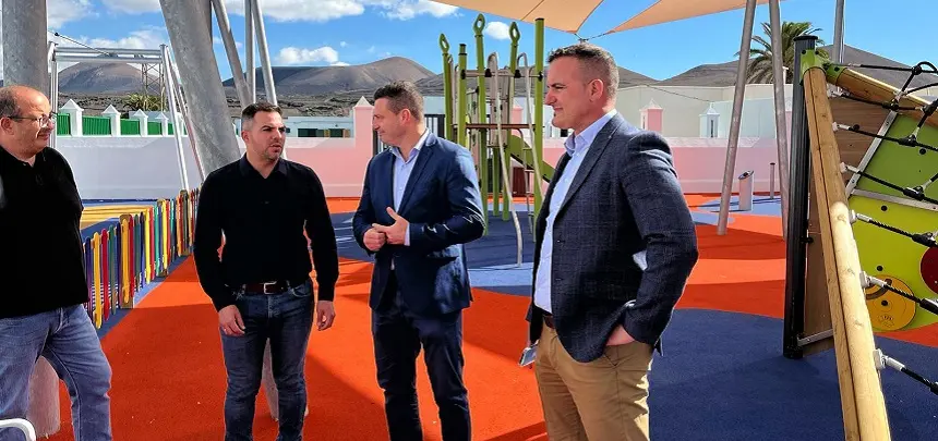 Jacobo Medina junto a los componentes del grupo de gobierno de Yaiza en un parque infantil.