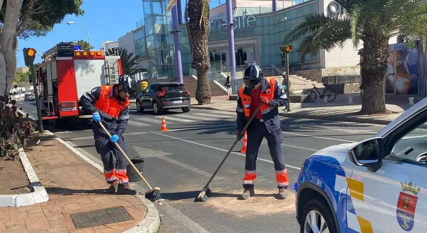 Imagen de los bomberos acabando con la mancha de aceite con sepiolita