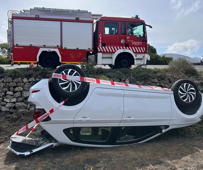 Imagen de cómo quedó el vehículo tras el vuelco