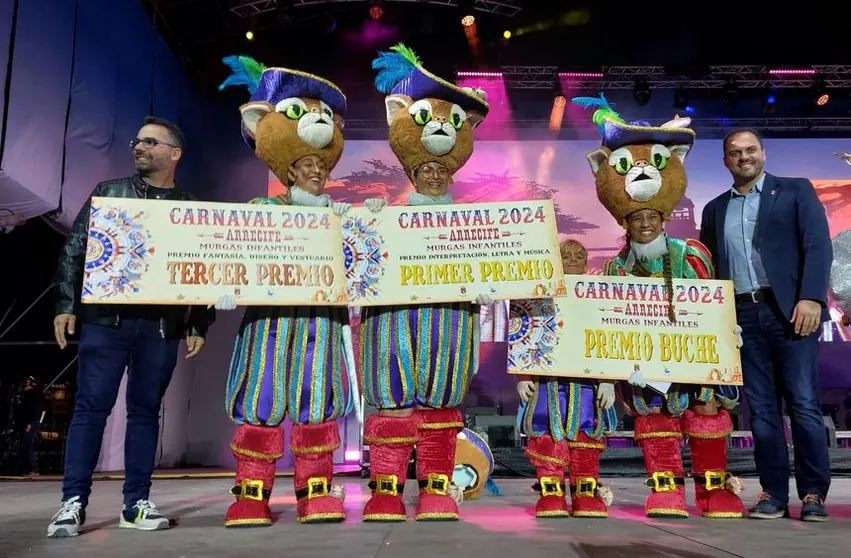 El alcalde y el concejal de Fiestas junto a la murga Los Noveleros.