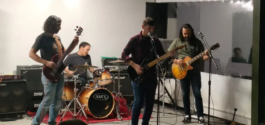 El grupo dándolo todo en un momento de su actuación