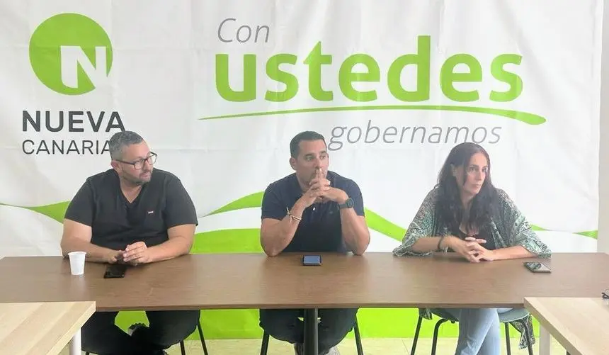 La consejera de Nueva Canarias junto a los máximos responsables de su partido en la Isla