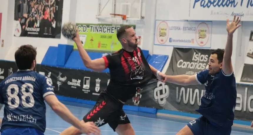 Jugador del Lanbit Lanzarote realizando un lanzamiento ante el conjunto gallego.