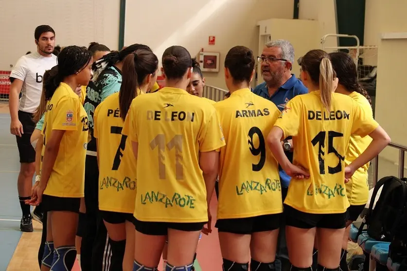 Jugadoras del Puerto del Carmen recibiendo indicaciones de su técnico.