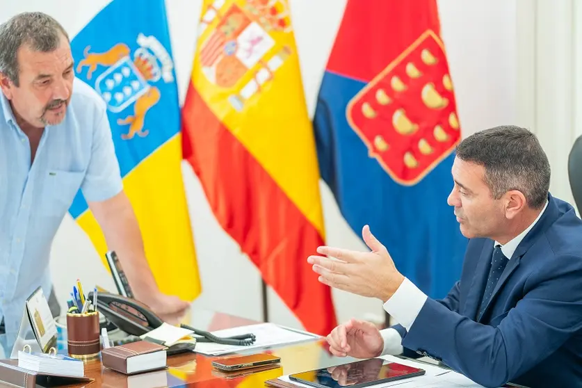 El presidente del Cabildo, Oswaldo Betancort, junto al consejero de Vivienda, Miguel Ángel Jiménez.