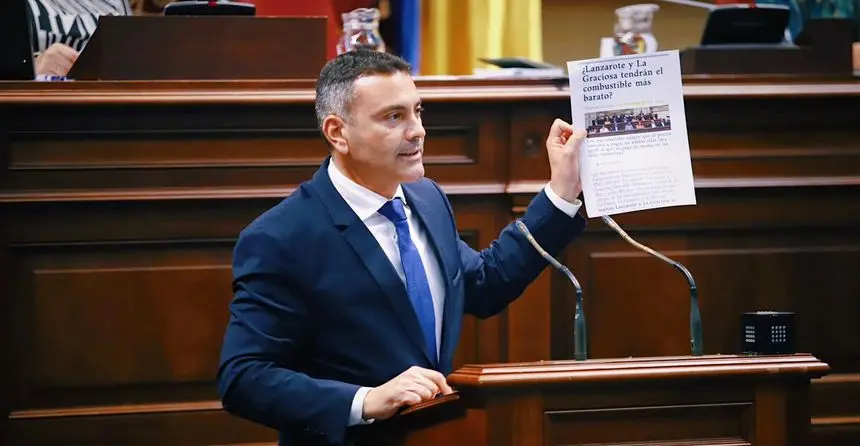 Oswaldo Betancort en el Parlamento autonómico.