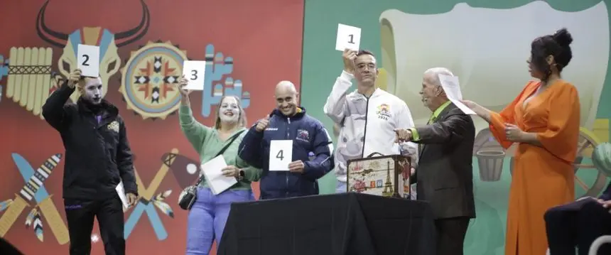 Los representantes de los finalistas cogiendo el número con el orden de las actuaciones.