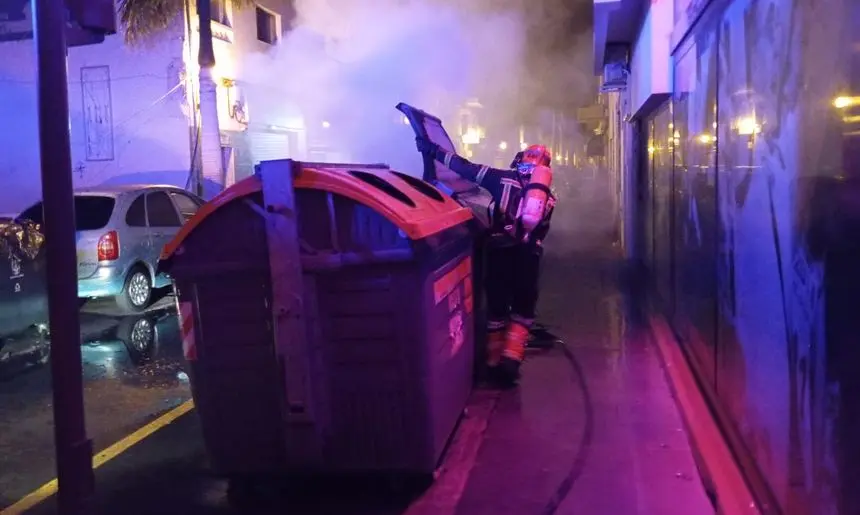 Bomberos extinguiendo el incendio de la calle Triana.