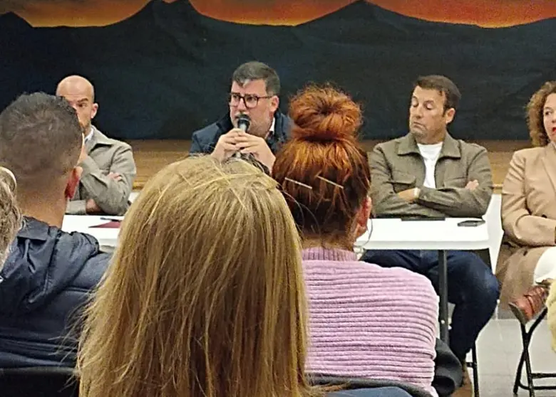 David Roció en la reunió del grupo de gobierno de San Bartolomé con los vecinos de Güime.