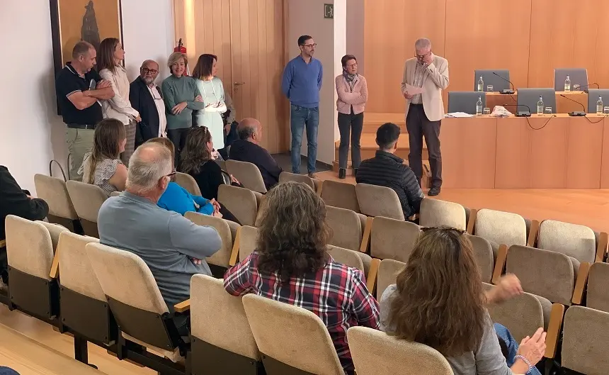José Juan Cruz junto al resto de miembros del equipo de gobierno recibiendo a los nuevos trabajadores.