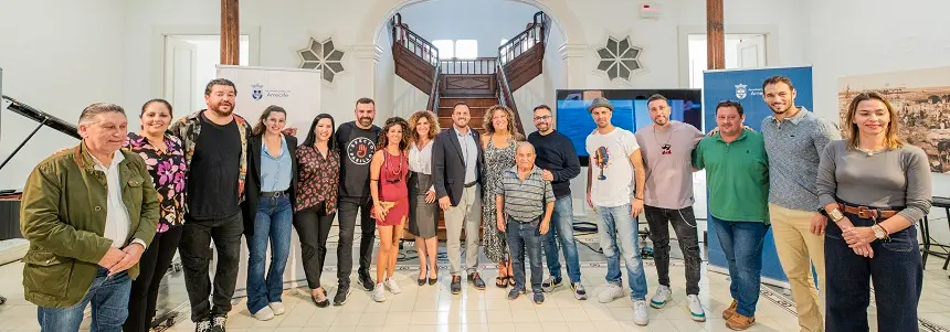 Grupo de Gobierno, participantes en el vídeoclip, junto al alcalde de Arrecife con Rosana y Efecto Pasillo