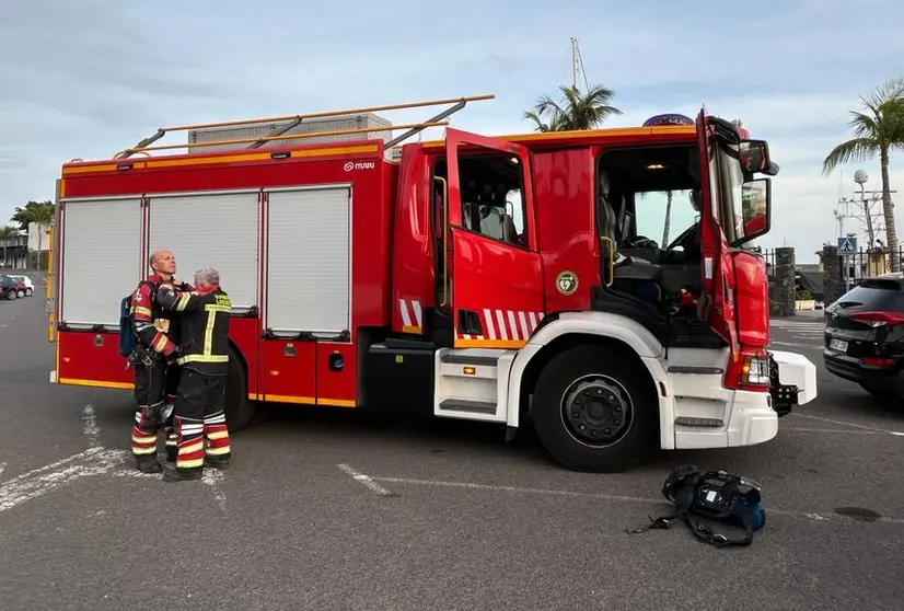 El equipo de bomberos en Puerto Calero.