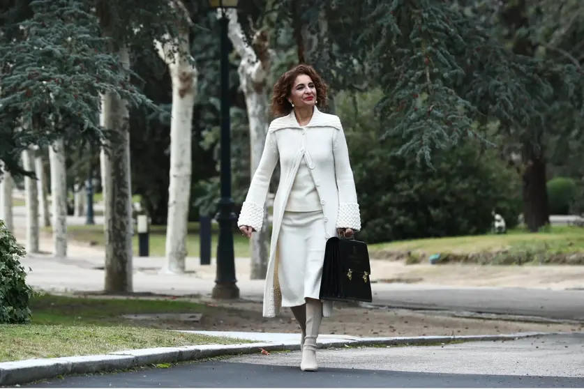 La vicepresidenta primera del Gobierno y ministra de Hacienda, María Jesús Montero, pasea por los jardines de La Moncloa