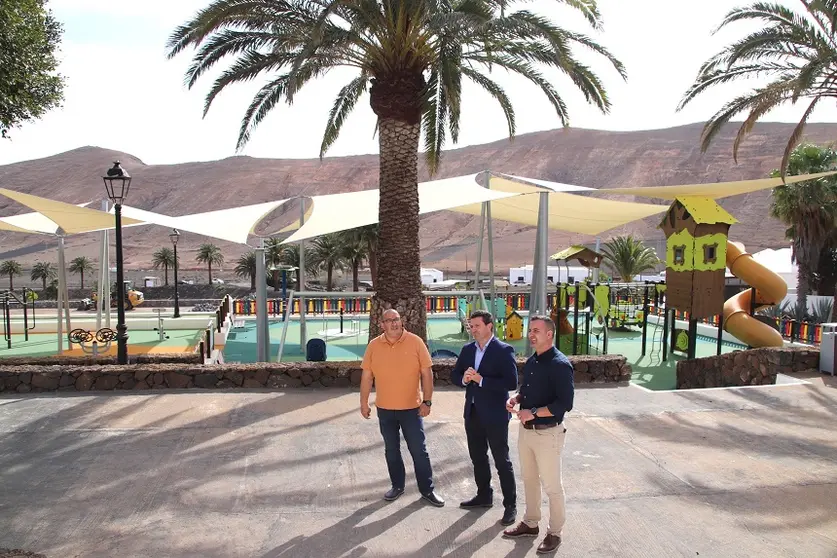 Óscar Noda junto a Rubén Arcas y Ángel Lago en su visita a los nuevos parques de Femés.
