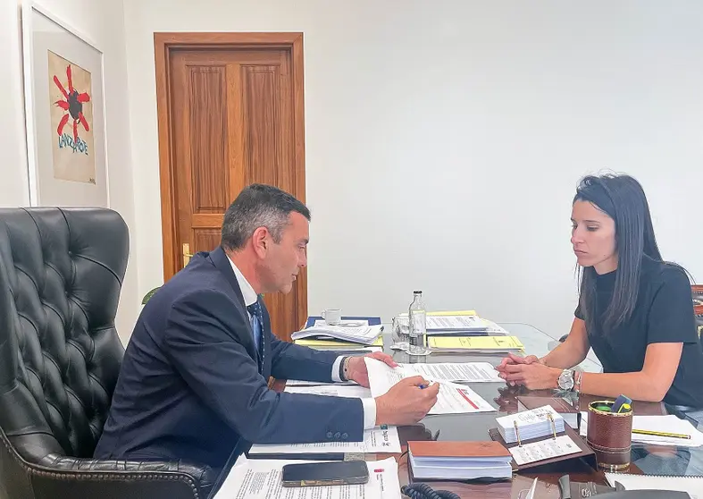 El presidente del Cabildo junto a la consejera Aroa Revelo.