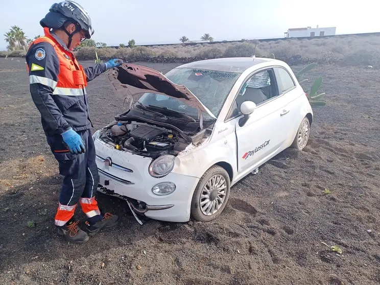 Bombero del Consorcio de Seguridad procediendo a desactivar la batería del coche.