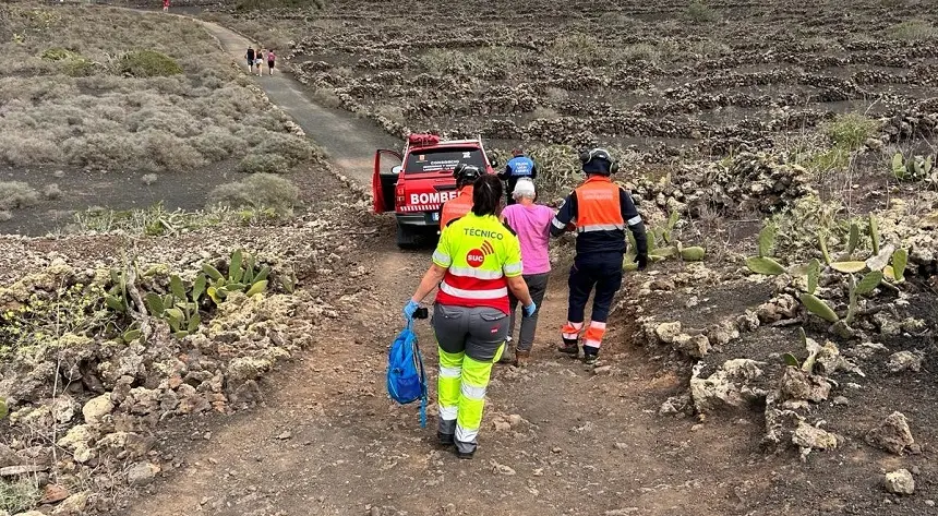 Bombero del Consorcio de Seguridad y personal sanitario acompañando a la turista afectada.