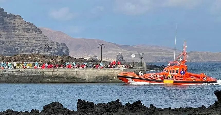 Imagen enviada por el PP en la que se ve a Salvamento Marítimo llevando inmigrantes a un puerto canario.
