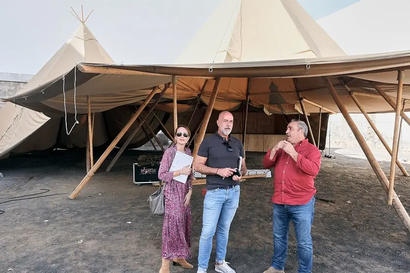 Ángel Vázquez supervisando los preparativos de la celebración del Carnaval en el Almacén.