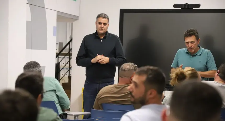 El consejero del área, Francisco Javier Aparicio, atendió las reivindicaciones de los carroceros