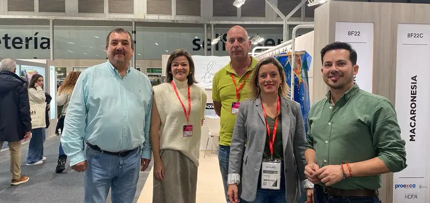 Los diseñadores lanzaroteños con el consejero del Cabildo.