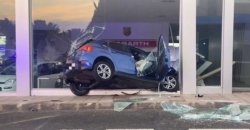 Imagen del tremendo impacto sobre el escaparate del vehículo que se salió de la vía